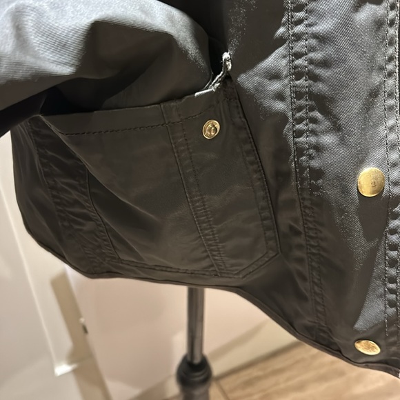 J Crew iconic waxed green coat- 4 pockets, gold hardware. (M), in great shape ! - Picture 6 of 10